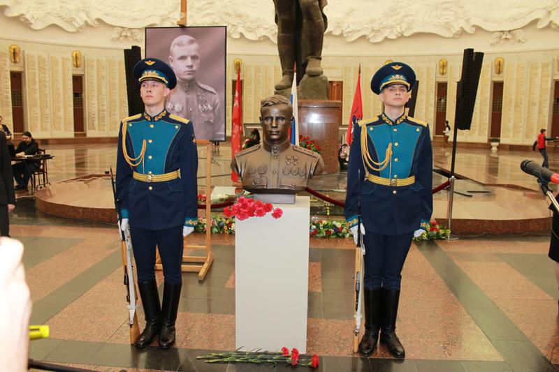 БЮСТ ДВАЖДЫ ГЕРОЯ СОВЕТСКОГО СОЮЗА КЛУБОВА А.Ф. В ЦМВОВ.