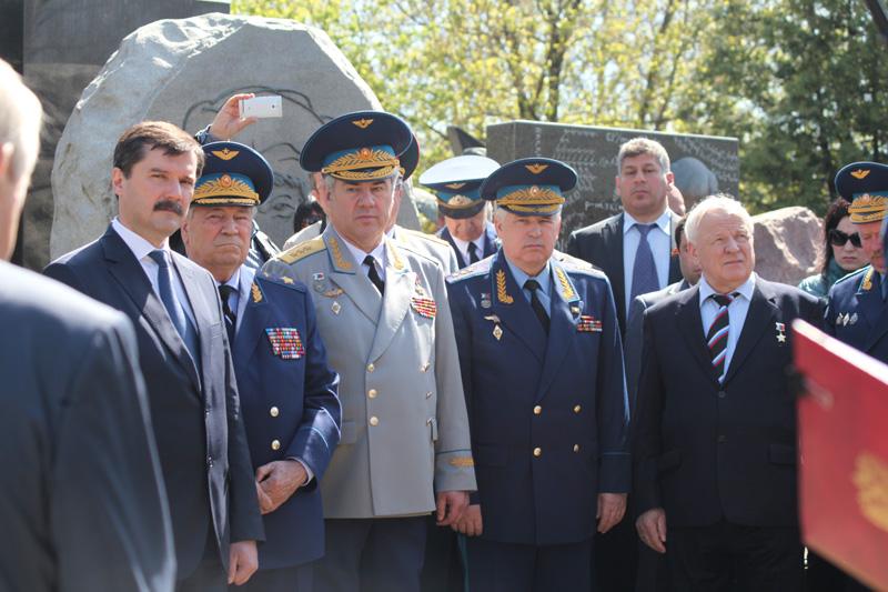 ПАМЯТНИК ГЕРОЮ ВОЙНЫ – МАРШАЛУ АВИАЦИИ ЕФИМОВУ А.Н.