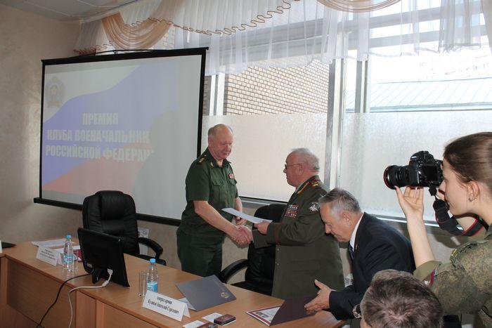 ПРЕМИИ КЛУБА ЛУЧШИМ ПРЕПОДАВАТЕЛЯМ