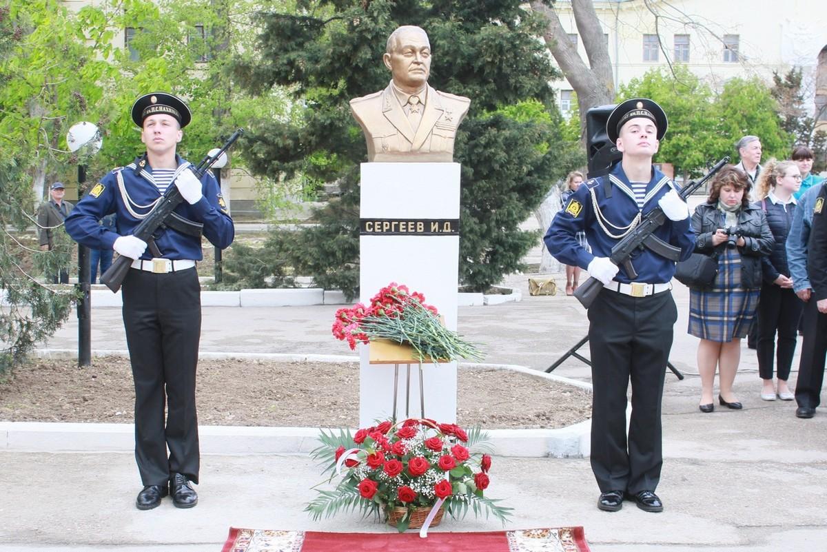 В Севастополе открыли первый в России памятник маршалу Игорю Сергееву