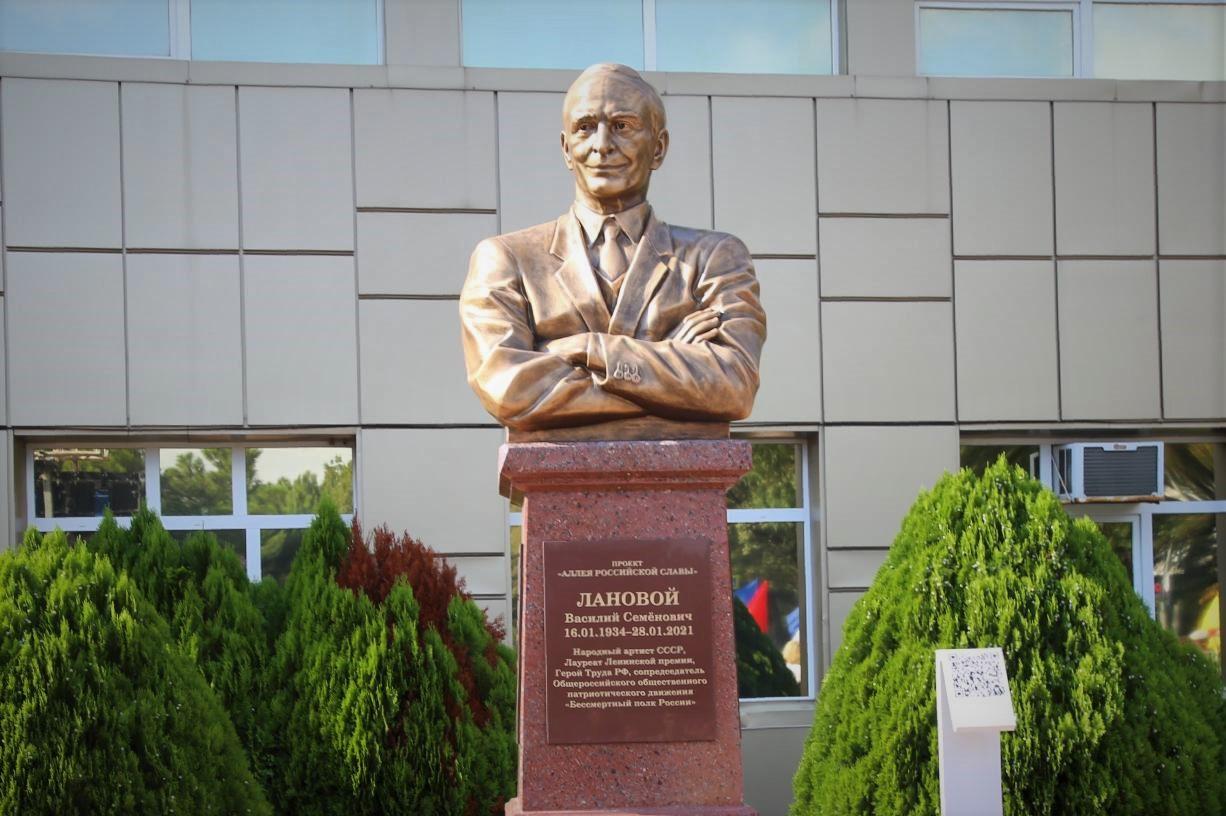 Памятник «настоящему офицеру»