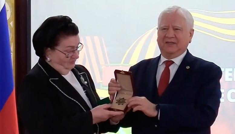 Награда жене Героя России